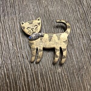 Lia Gold-Tone Cat W Fish Brooch Pin  – Figural Kitty Vintage Jewelry